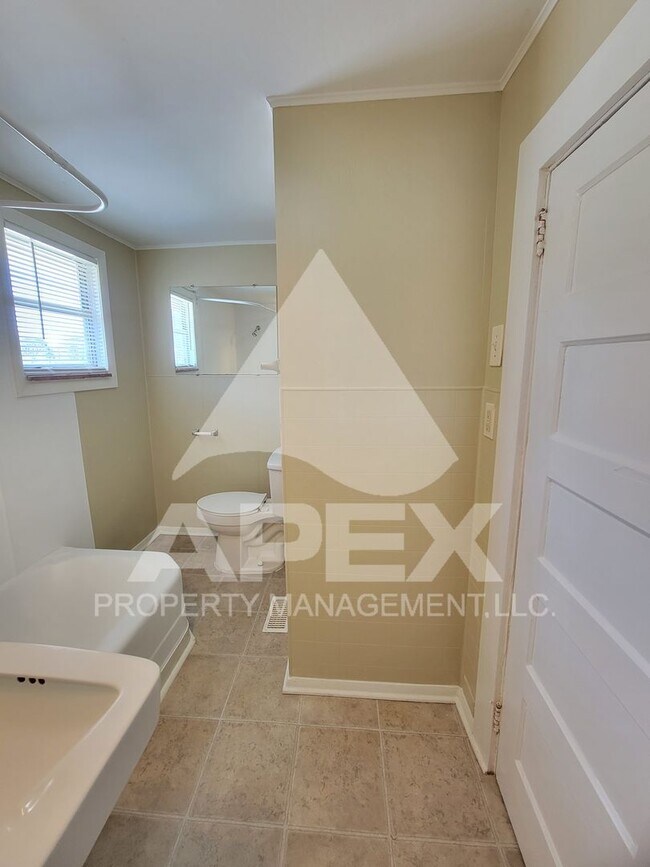 Building Photo - Cute 2 Bd - 1 Ba Single Family Home w/Gara...