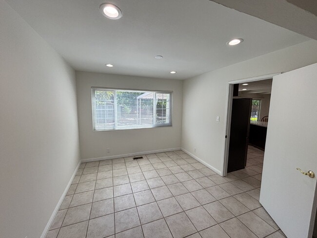 Building Photo - 475 Monti Cir