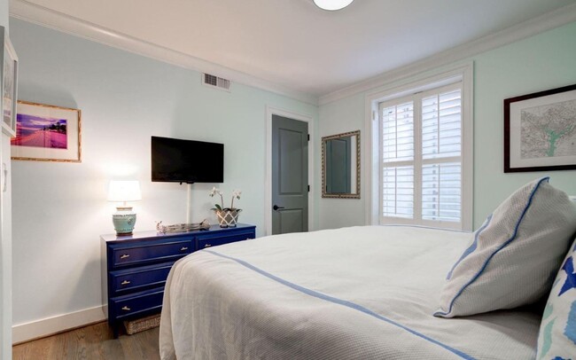 Building Photo - Glover Park Beauty with Parking