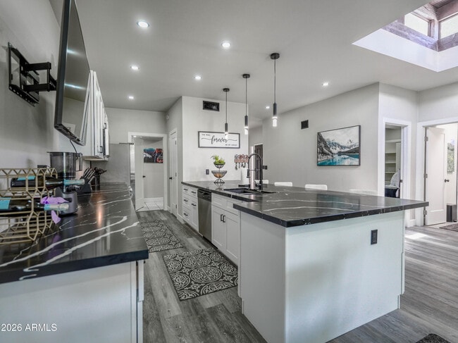 Building Photo - 7663 E Pleasant Run