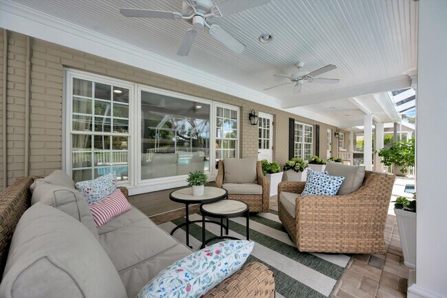 Building Photo - Luxury 5 Bed/4 Bath Pool Home on a Golf Course in Central Sarasota