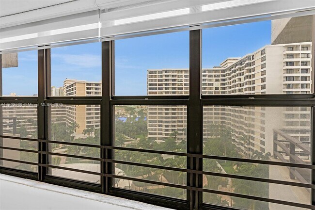 Building Photo - 2500 Parkview Dr