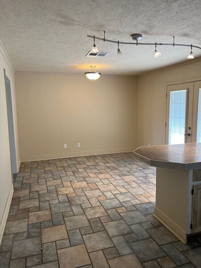 Building Photo - 412 US-171