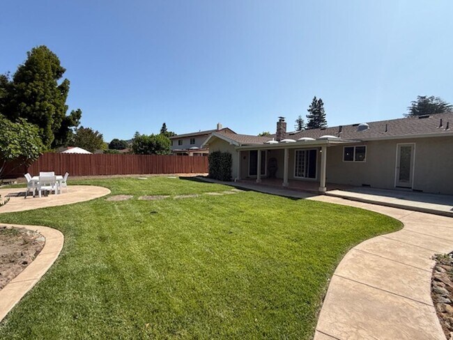 Building Photo - Massive 4-Bedroom home in Quiet Green Vall...
