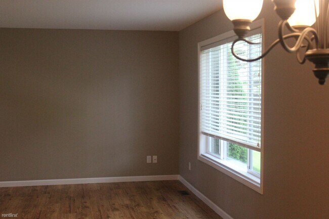 Building Photo - 3 br, 2.5 bath Duplex - 418 N Saginaw Rd