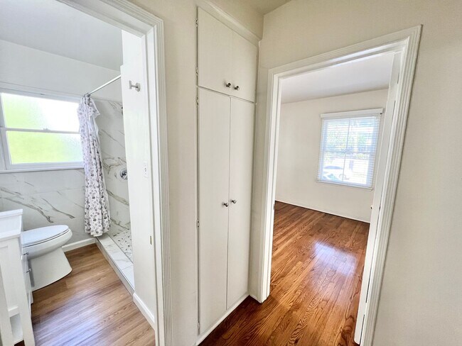 Building Photo - Charming 2-Bedroom Home with Hardwood Floors & Fireplace Near the Traffic Circle