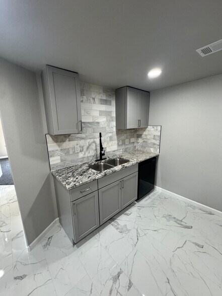 Building Photo - 514 N Ash Ave