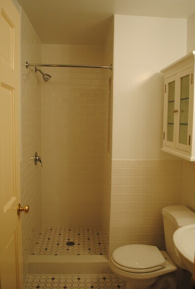 Building Photo - 323 C St SE