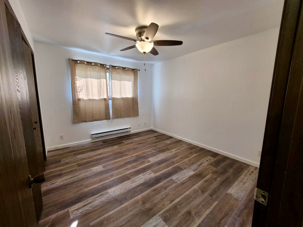 Building Photo - 570 Valley Dr