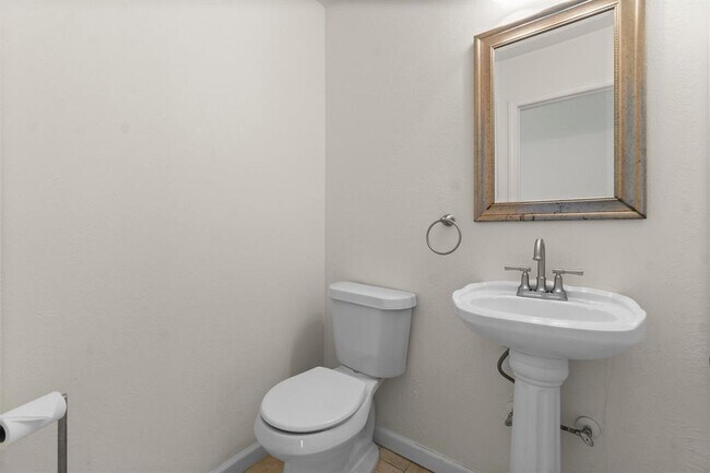 Building Photo - 28 Silver Elm Pl