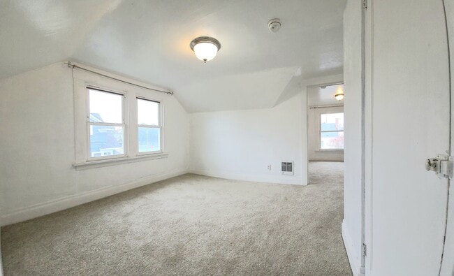 Building Photo - Charming 3 Bed/1.5 Bathroom in North Evere...