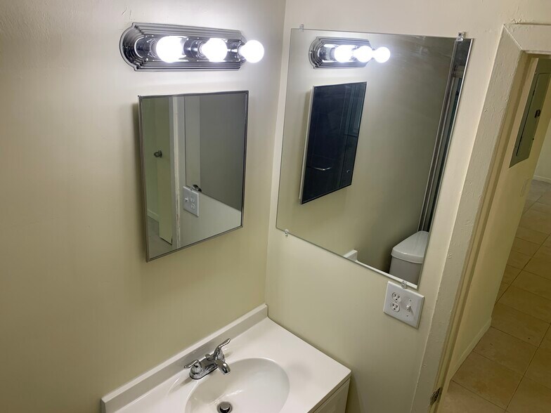 Building Photo - 1705 SW 11th Ct