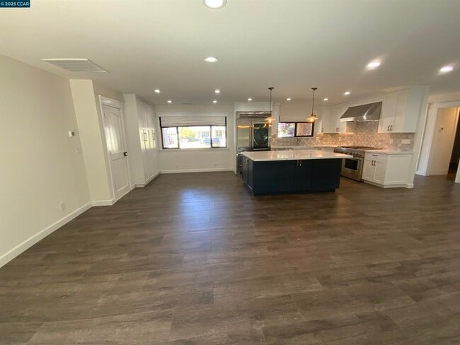Building Photo - 632 Everett Dr