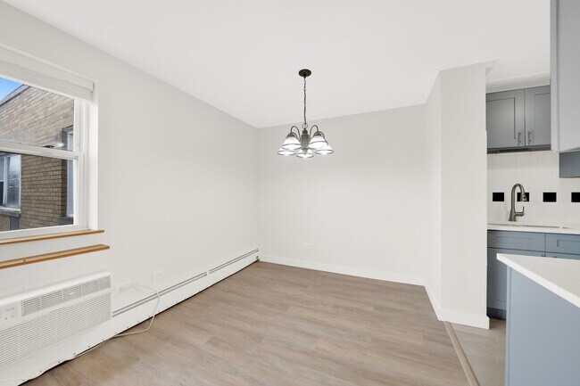 Building Photo - 6161 N Hoyne Ave