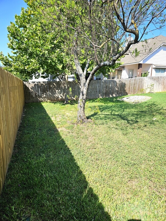 Building Photo - 1002 Woodview Dr