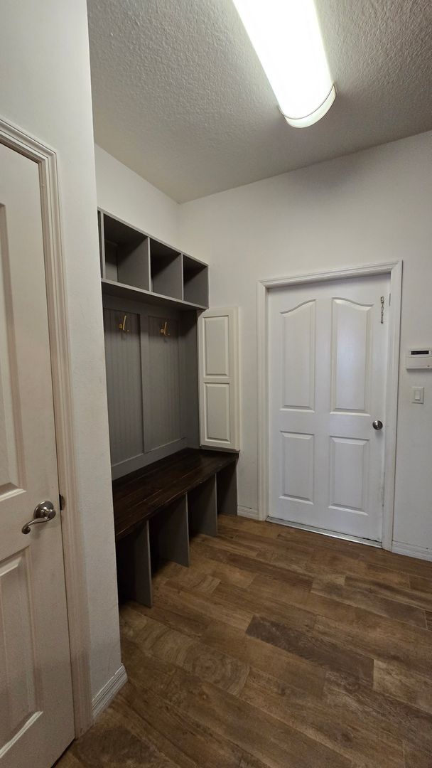 Building Photo - 3/2 w/ home office and 2 car garage