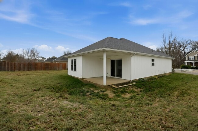 Building Photo - Three Bedroom/Two Bath/Fenced Yard/Community Pool