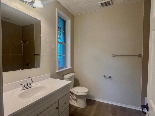 Building Photo - 106 Regina St