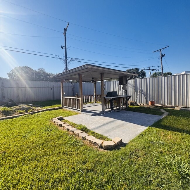 Building Photo - 3175 Sandalwood Dr