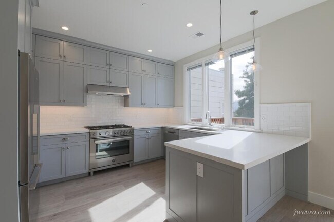 Building Photo - 127 Ashbury St