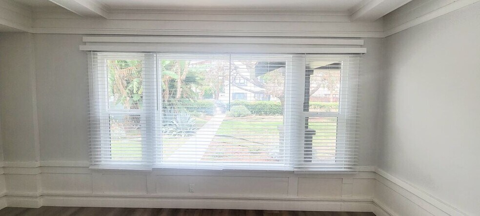 Building Photo - 1048 E 5th St