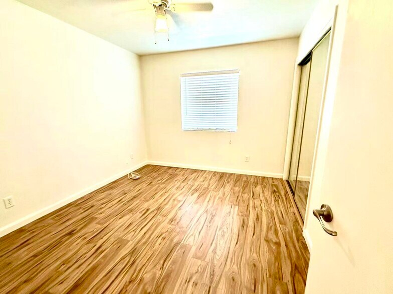 Building Photo - 1056 W Hackamore St