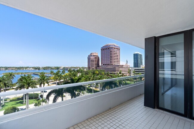Building Photo - 529 S Flagler Dr