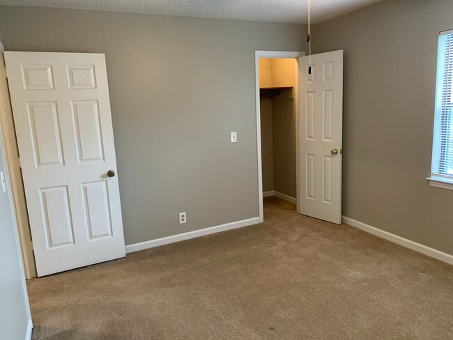 Building Photo - Convenient Brentwood Condo