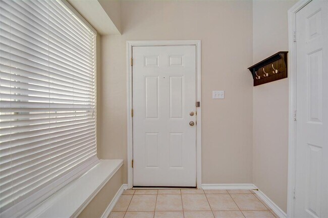 Building Photo - 5723 Vinemont Ln