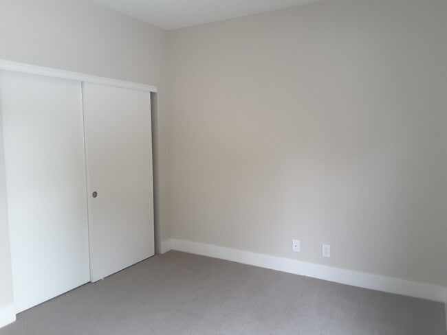 Building Photo - Newly Remodeled Condo Unit - Pet Friendly