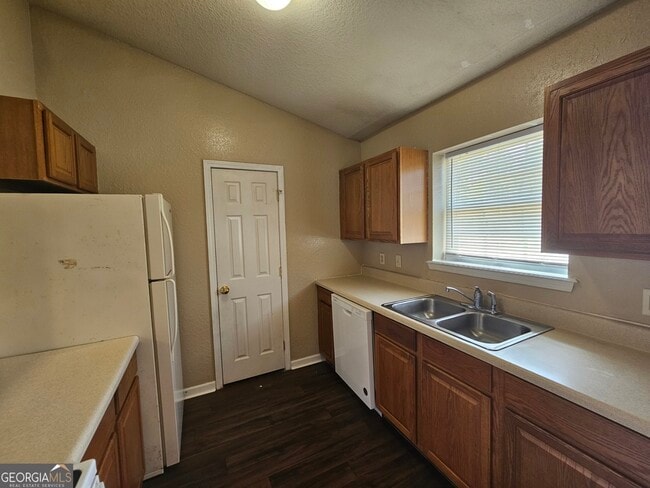 Building Photo - 107 Lively Oaks Dr