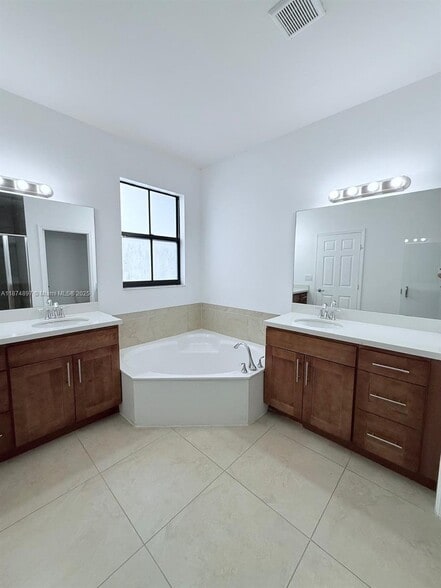 Building Photo - 5980 NW 104th Ct