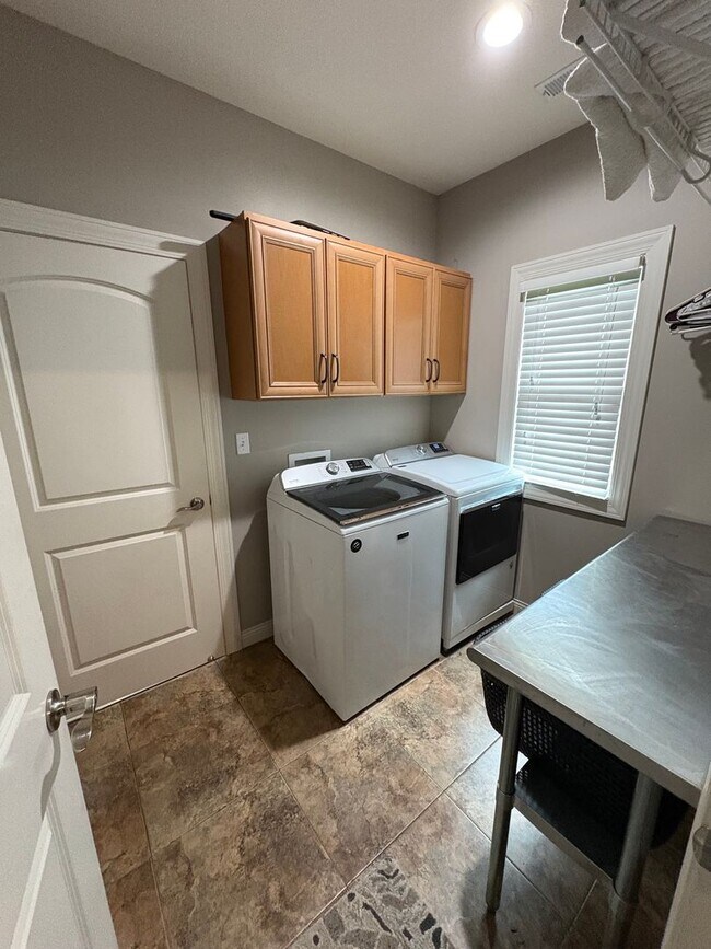 Building Photo - Townhome at Old Hawthorne