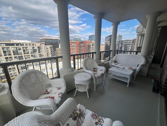 Building Photo - 1600 N Oak St