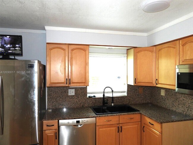 Building Photo - 9331 NW 33rd Manor