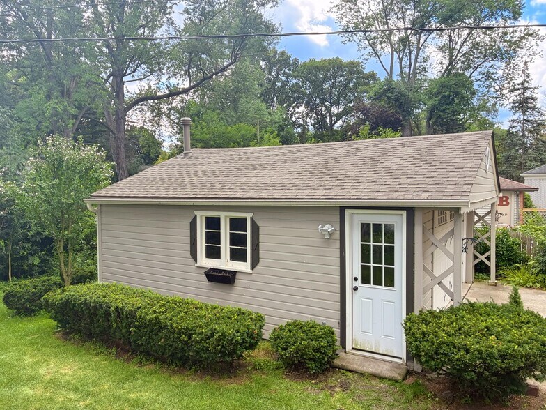 Building Photo - 906 Putney St