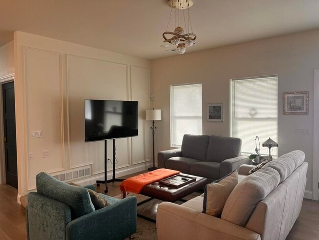 Building Photo - 1020 Crestland Ave