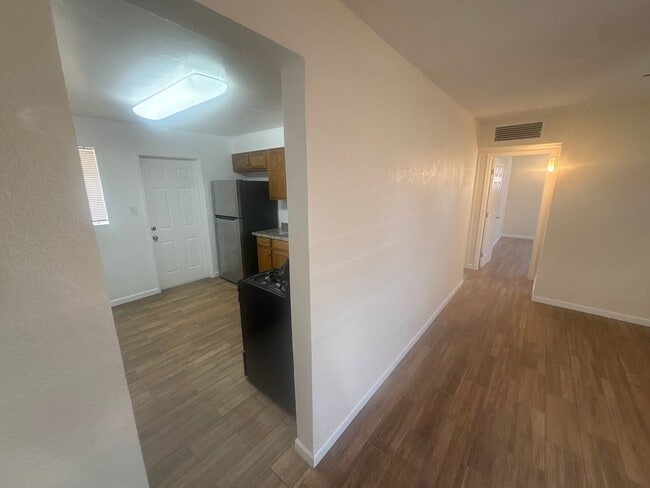 Building Photo - 2746 W Glenrosa Ave