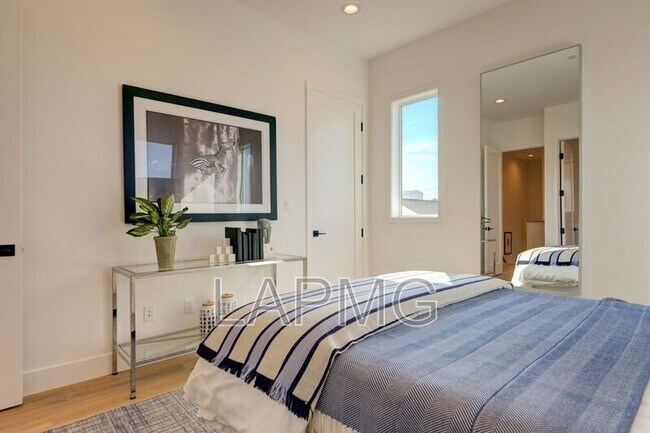 Building Photo - 6016 Comey Ave
