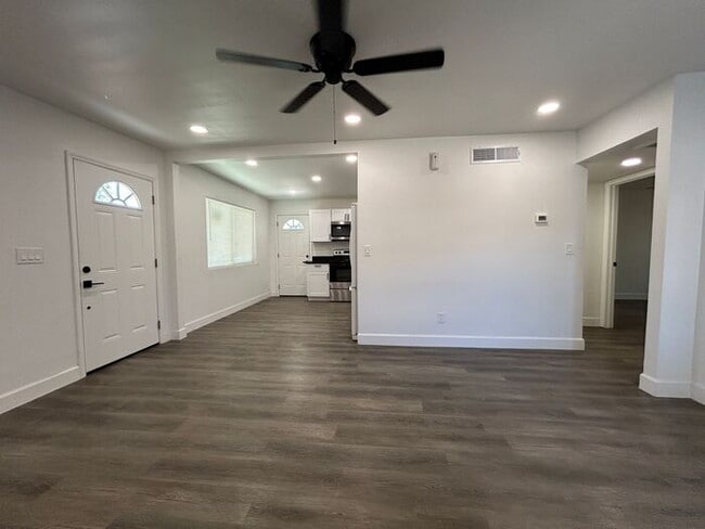 Building Photo - 1254 W Manhatton Dr