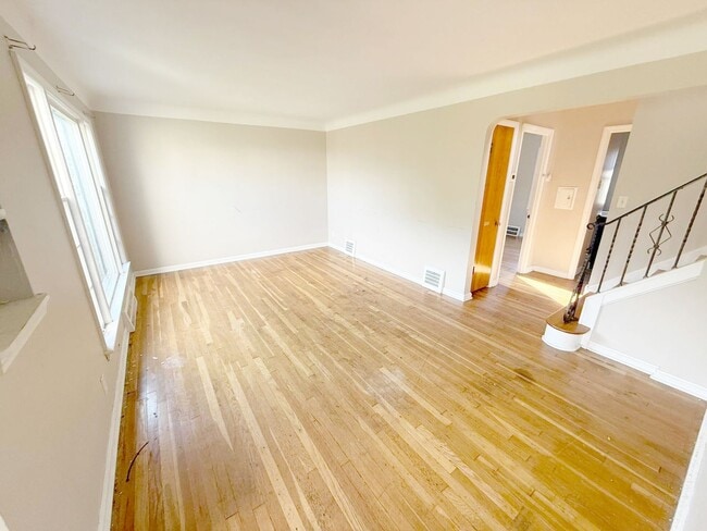 Building Photo - 3 BED 1 BATH BEAUTIFUL SINGLE FAMILY HOME