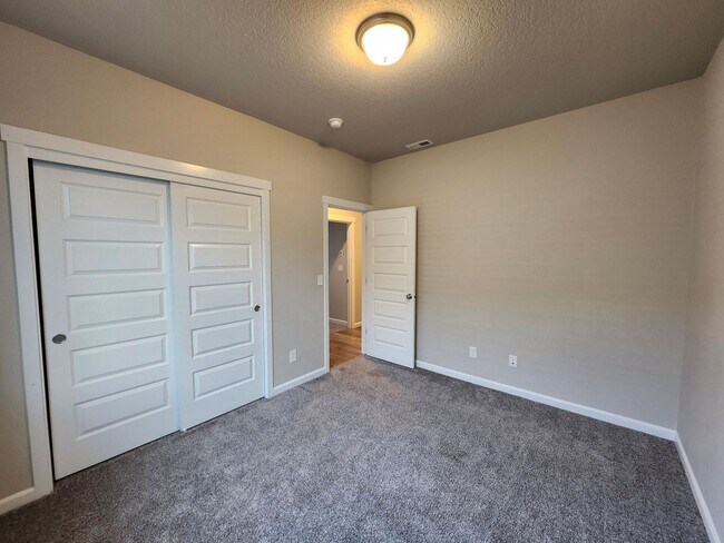 Building Photo - MOVE-IN SPECIAL: 1/2 MONTHS RENT FREE! Like New 3-Bedroom, 2-Bath Home
