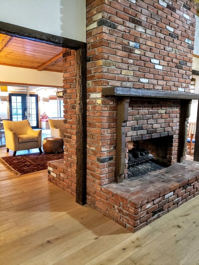 Building Photo - Mostly Furnished Bishop home with large li...