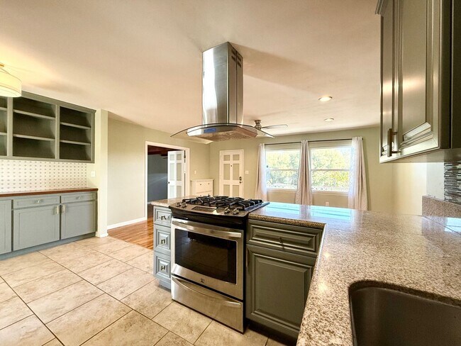 Building Photo - 3 Bedroom 1 bath single story home with solar!