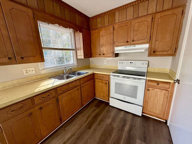 Building Photo - Two bedroom, 1.5 bath in Graham--McAden Place