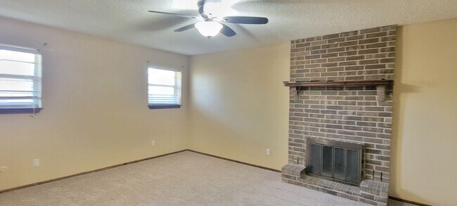 Building Photo - LARGE 3 BEDROOM HOME IN NORTHEAST CLOVIS