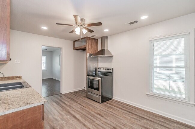 Building Photo - Beautiful home in a great location