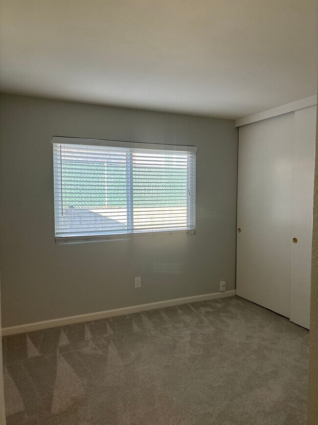 Building Photo - Nice 4 bedroom, 2 bath home