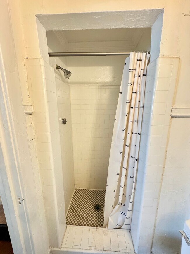 Building Photo - Studio Apartment in Uptown Charlotte!