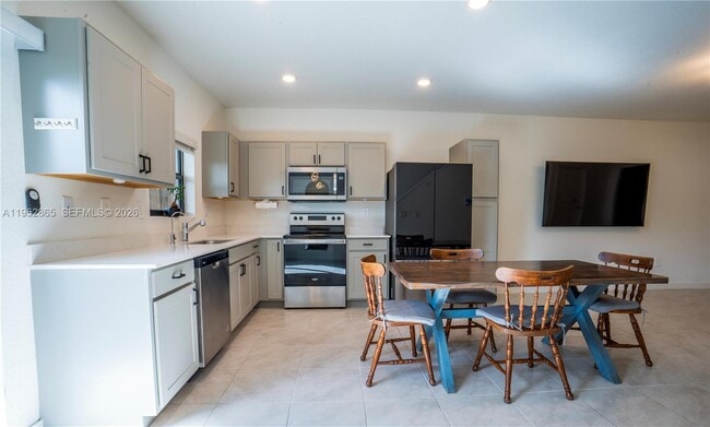 Building Photo - 528 NE 1st St